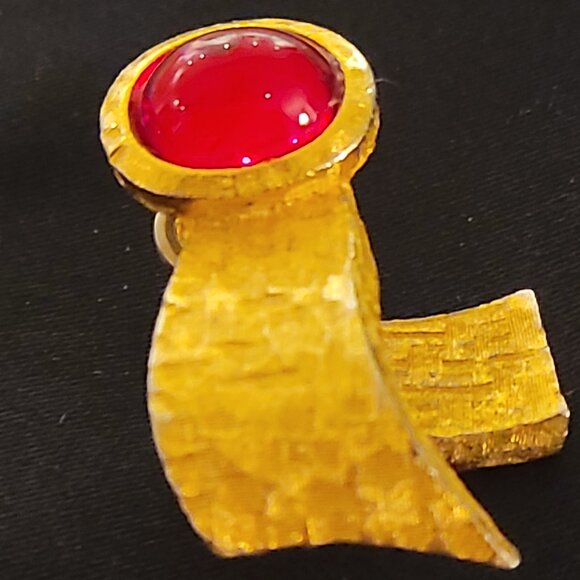 RARE VINTAGE CROWN TRIFARI TEXTURED GOLD AND RED CABUCHON STONE CLIP EARRINGS - Picture 4 of 6